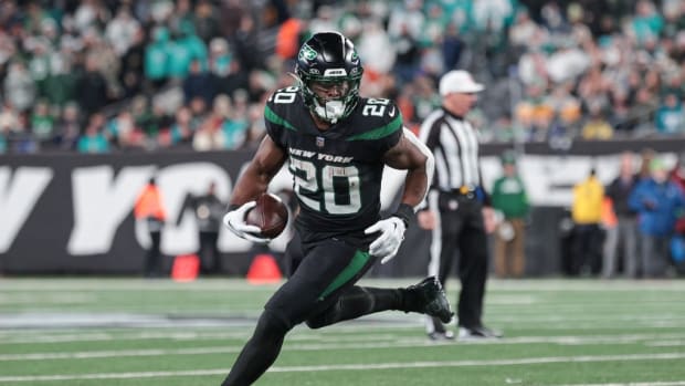 New York Jets running back Breece Hall (20) carries the ball during the second half against the Miami Dolphins at MetLife Stadium. 